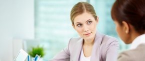 Vier von fünf Frauen im mittleren Management fordern flexiblere Arbeitszeiten