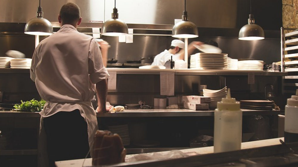 Küche in einer Gaststätte (Symbolbild). Eine Betriebshaftpflicht ist für Gastwirte unverzichtbar.
