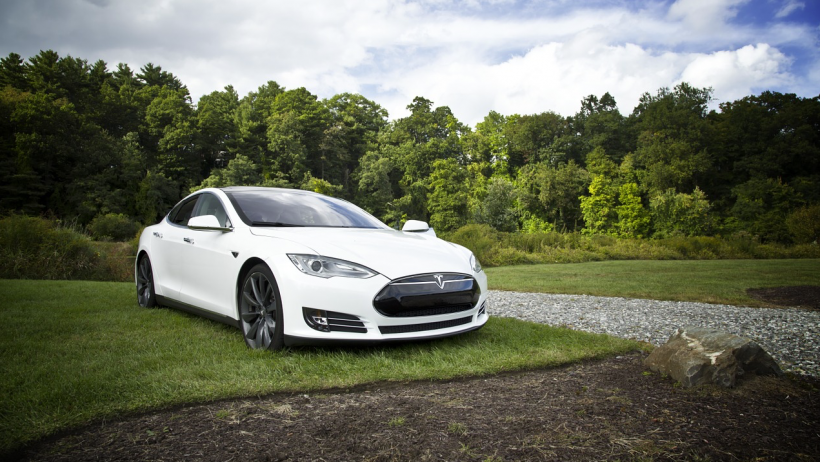 Tesla bietet auch Versicherungen an Tesla bietet auch Versicherungen an