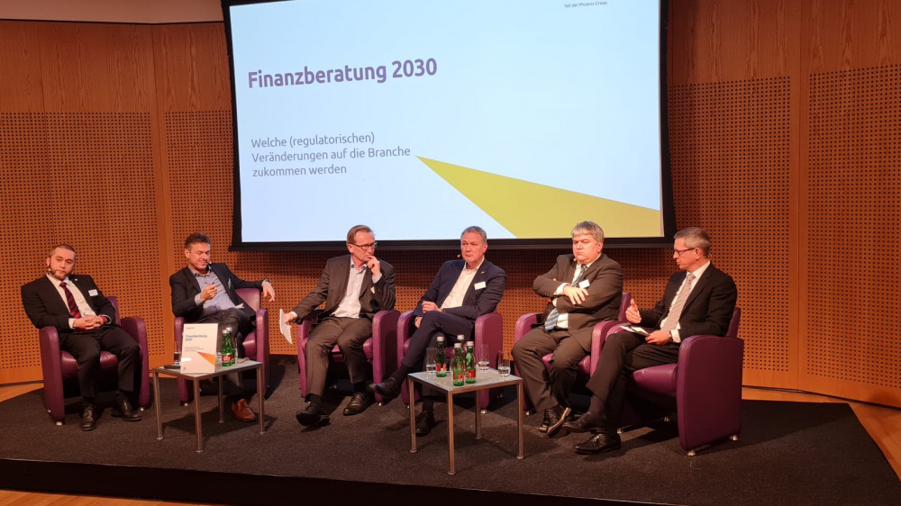 Das Podium v.l.n.r.: Constantin Papaspyratos (BdV), Dr. Jochen Ruß (ifa), Dr. Marc Surminski (Zeitschrift für Versicherungswesen), Dr. Carsten Brodesser (CDU), Stefan Schmidt (Bündnis 90/Die Grünen) und Norman Wirth (AfW).