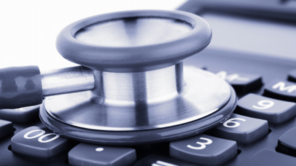 Viele private Krankenversicherer werden ihre Beiträge zum Jahreswechsel anheben müssen.