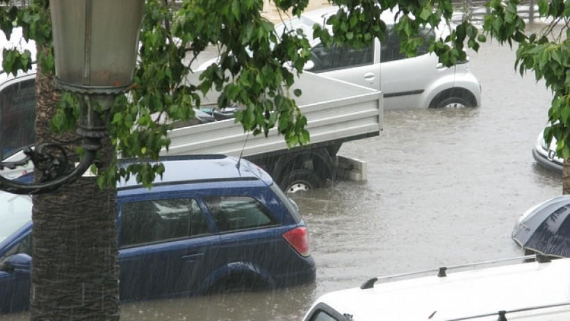 Überschwemmte Straßen Überschwemmte Straßen
