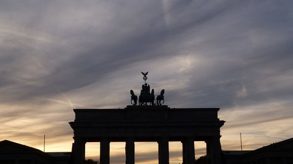 Das Brandenburger Tor gehört zu den bekanntesten Wahrzeichen Berlins. Nun hat Berlin dank AfW und einigen Maklerpools eine eigene Erklärung.