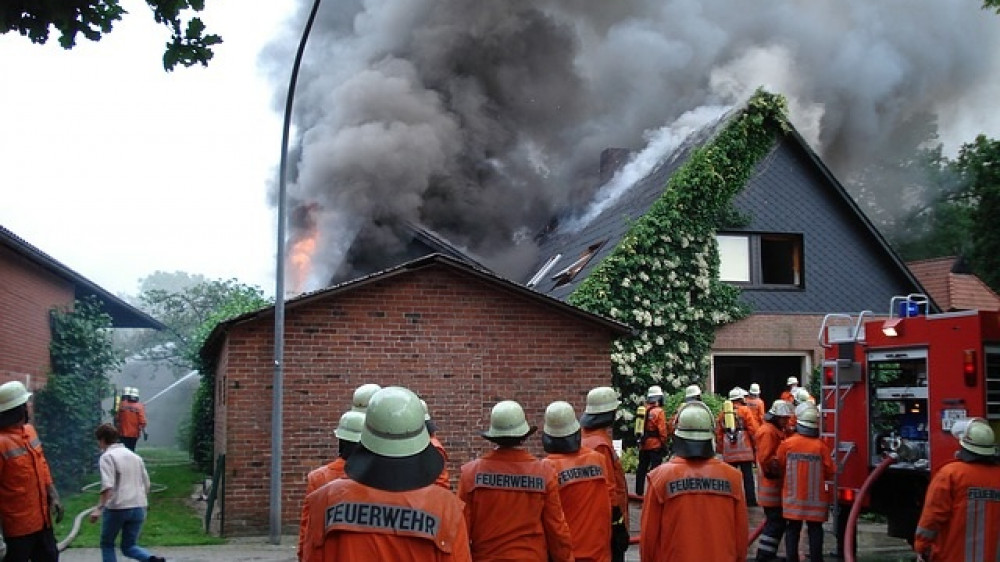 Ursache für einen Hausbrand waren alte Elektroleitungen - die hätte es aber nach einer Kernsanierung gar nicht mehr geben dürfen.