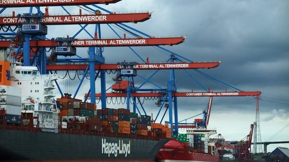 In hamburg wird ein Container-Schiff beladen. Welche Folgen ein Schiffsunglück haben kann, zeigt der Fall der MOL-Comfort