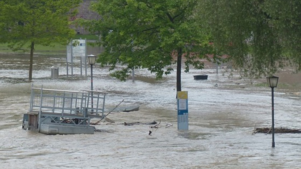 Wegen der Unwetter in Deutschland erhöhen viele Elementarschadenversicherer ihre Prämien in der Wohngebäudeversicherung.