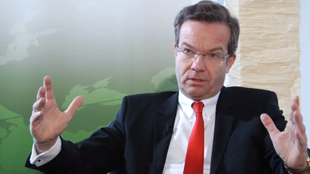 Dr. Jürgen Cramer, Vorstand der Sparkassen Direktversicherung, nimmt im exklusiven Interview mit FinanzplanerTV, Stellung zum Konzept der Telematik in der Kfz-Versicherung und welche Folgen für Sicherheit das Pay-as-you-drive-Modell hat.