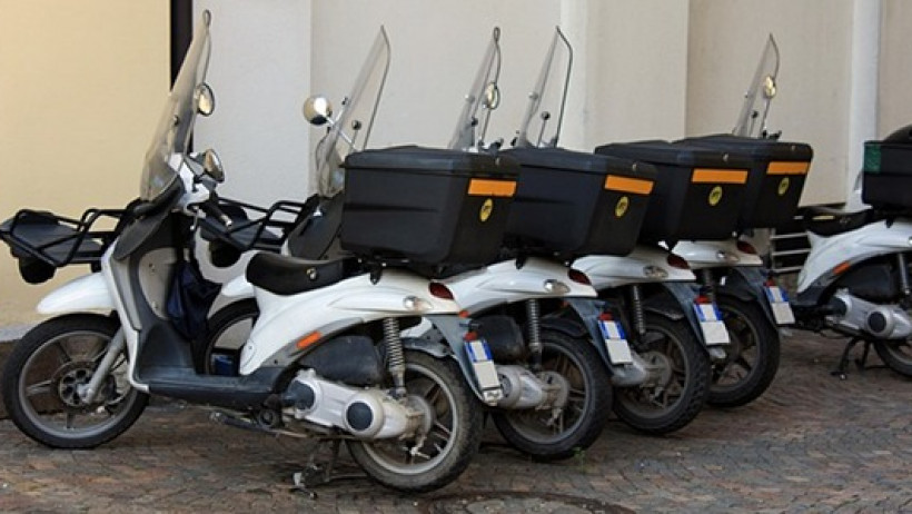 Mopeds und Mofas tragen ab 01. März Schwarz Mopeds und Mofas tragen ab 01. März Schwarz