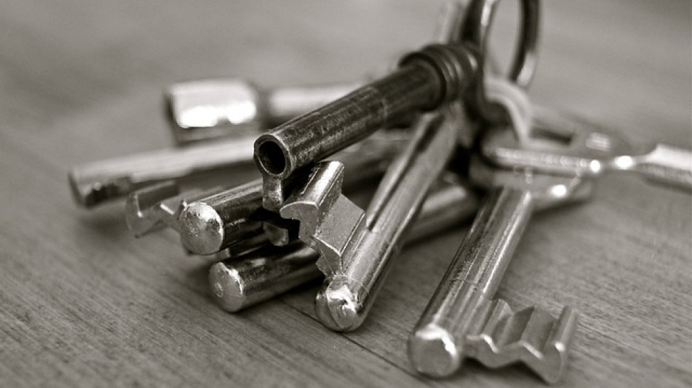 Kommt eienm Mieter sein Schlüssel abhanden und ist dadurch die Sicherheit einer Schließanlage gefährdet, kann ein Vermieter Schadenersatz für deren Austausch verlangen.