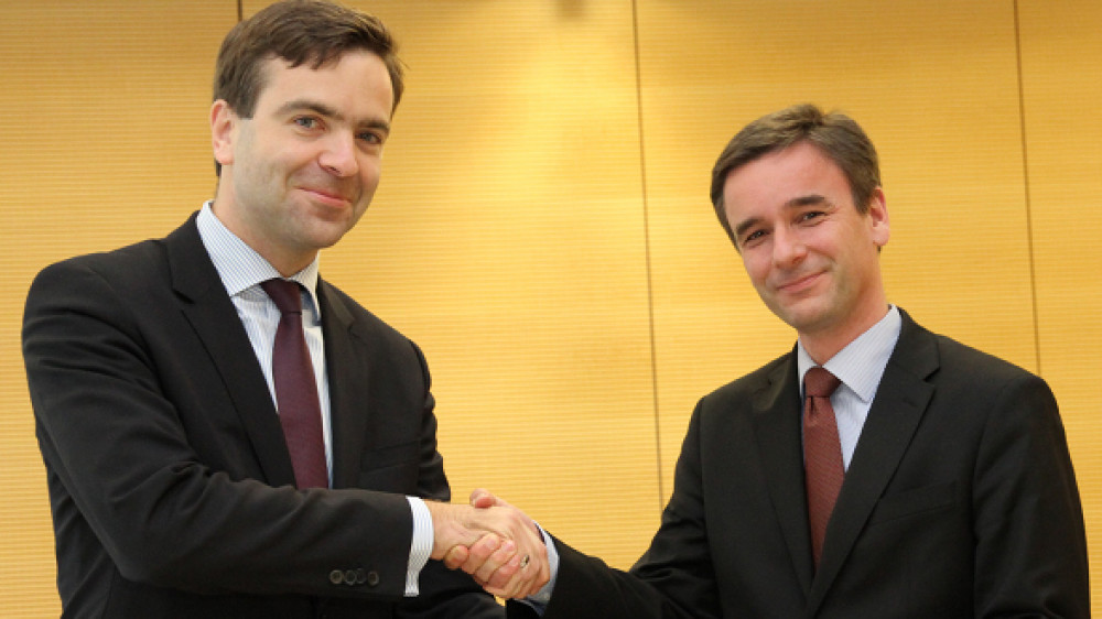 Hanns Martin Schindewolf (l.) hier noch als CEO and Chairman des Daimler Insurance Services.