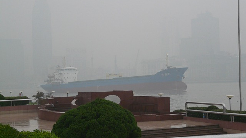 Smog in Shanghai: die Gebäude im Hintergrund des Hafens sind kaum zu erkennen.