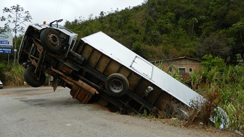 (Symbolfoto) Ein LKW-Fahrer ist im Thüringischen Greiz in eine Garage gefahren. Auf einen Teil der Kosten bleibt die Geschädigte sitzen.