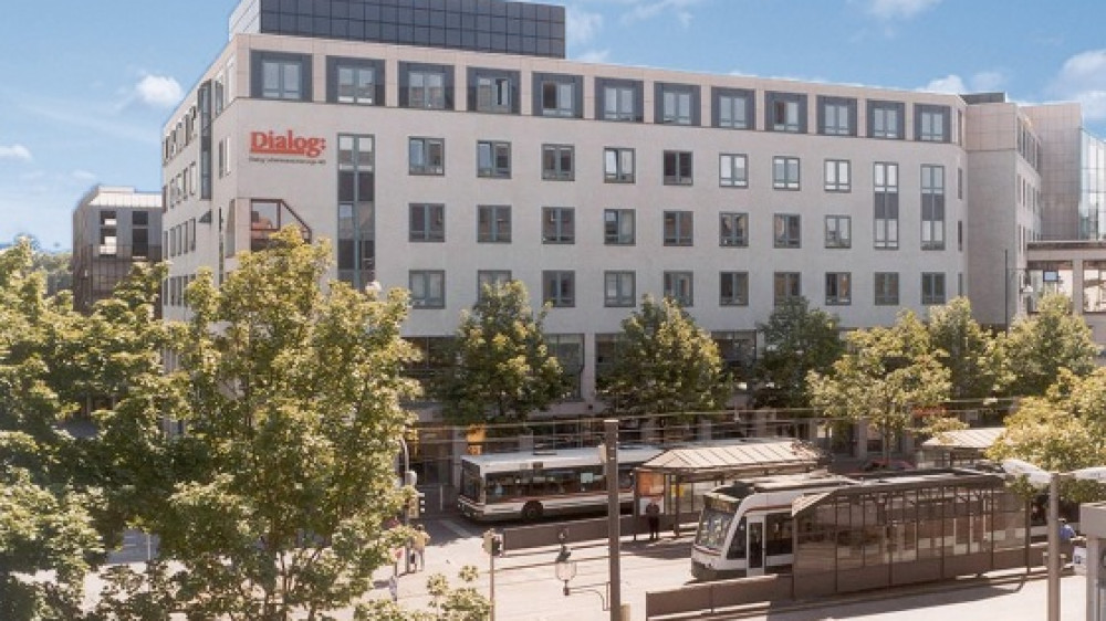 Firmensitz der Dialog Leben in Augsburg. Chef Burchardi hat nun die Pflege-Bahr kritisiert.