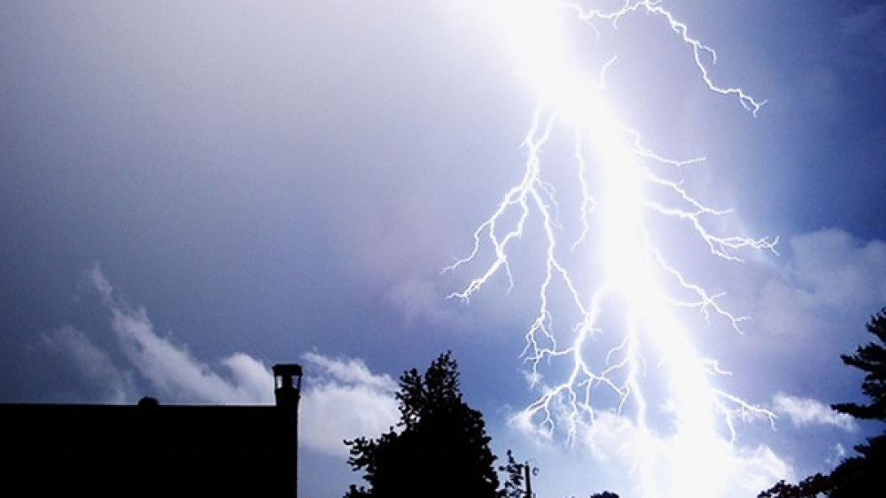 Viele Verbraucher stellen sich auf Grund der ersten Sommergewitter und daraus resultierenden Schäden an Gebäuden und Autos, welche Versicherung die entstandenen Schäden übernimmt.