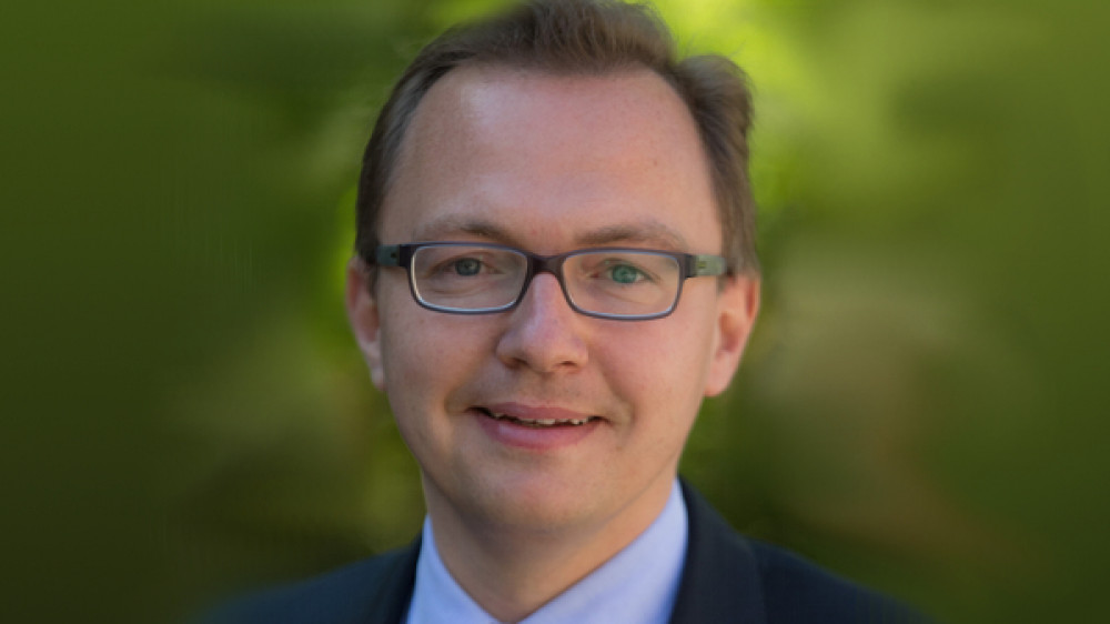Im Zuge des Lebensversicherungsreformgesetzes fordert Axa-Vorstand Patrick Dahmen, die Abrechnung der Provisionen und internen Kosten über einen längeren Zeitraum zu strecken.