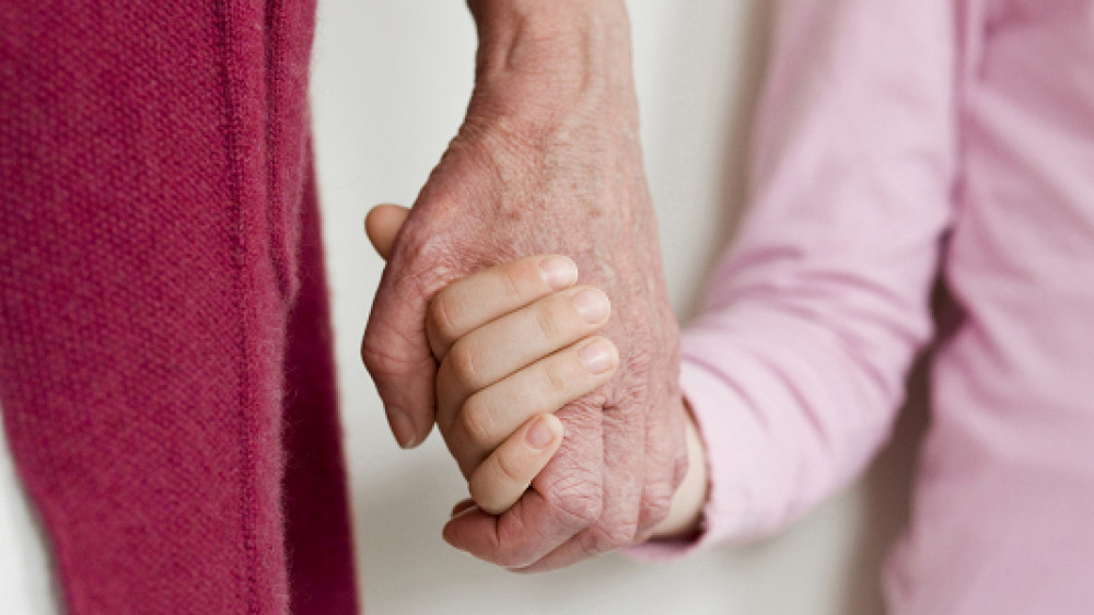 Großeltern sollten sich bei der Pflege im Alter nicht auf die Unterstützung ihrer Enkelkinder verlassen.