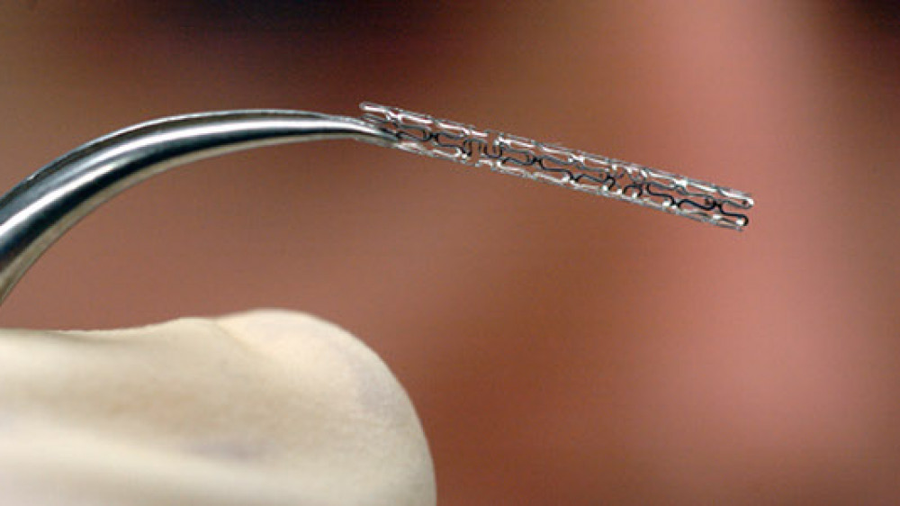 Ein beschichteter Stent zur Gefäßerweiterung des Herzens. Immer öfter werden derartige Gefäßstützen operativ eingesetzt. Kostenpunkt eines Eingriffes: rund 5.500 Euro