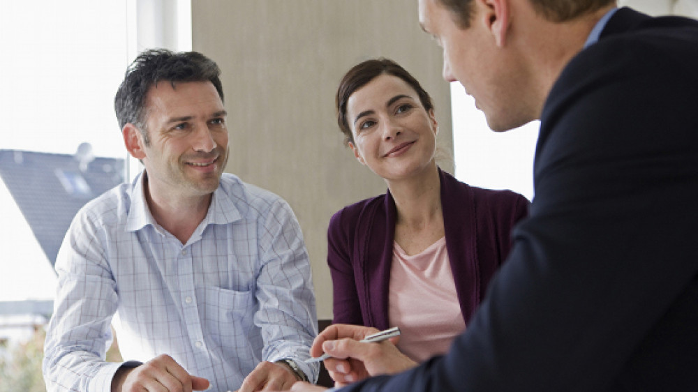 Der Versicherungsberatung gegen Honorar soll die Zukunft gehören - aber viele Vermittler scheuen sich noch.