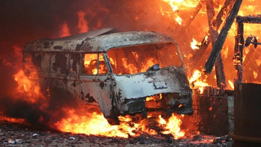Bei einem Garagenbrand in der Magni-Tiefgarage in Braunschweig sind hunderte Autos beschädigt worden (Symbolfoto).