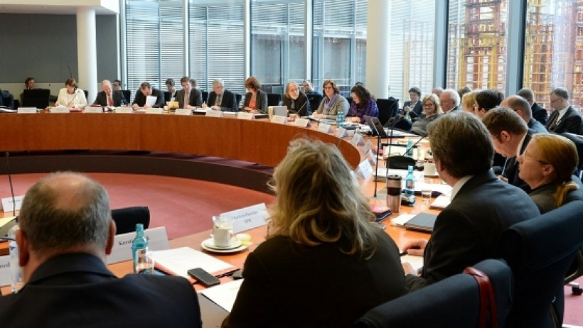 Riester - Ministerium von Andrea Nahles blamiert sich mit Altersvorsorge-Broschüre Riester - Ministerium von Andrea Nahles blamiert sich mit Altersvorsorge-Broschüre
