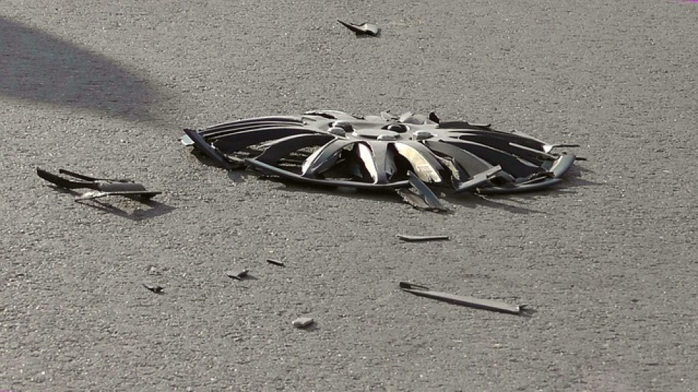 Zerbrochene Felge nach einem Unfall (Symbolfoto). Auch Kunden, die mit der Schadenregulierung ihrer Kfz-Versicherung zufrieden sind, müssen nicht zwangsläufig loyal bleiben.