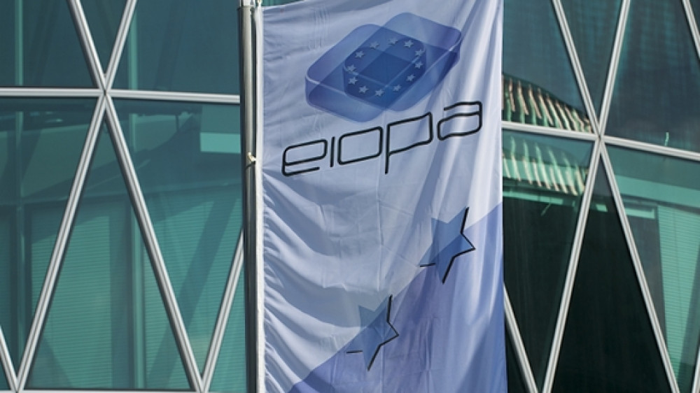 EIOPA-Fahne vor dem Tower in Frankfurt (Ausschnitt). Die Europäische Versicherungsaufsicht sieht viele Anbieter schlecht auf Krisenszenarien vorbereitet.