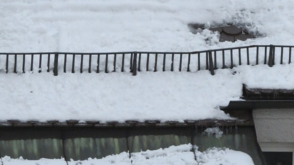 Ein Schneefanggitter ist für die Verkehrssicherung in der Regel ausreichend, hat das Amtsgericht München entschieden
