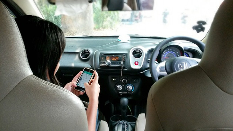 Smartphone und Handy: Telefonieren am Steuer bei ausgeschaltetem Motor erlaubt Smartphone und Handy: Telefonieren am Steuer bei ausgeschaltetem Motor erlaubt