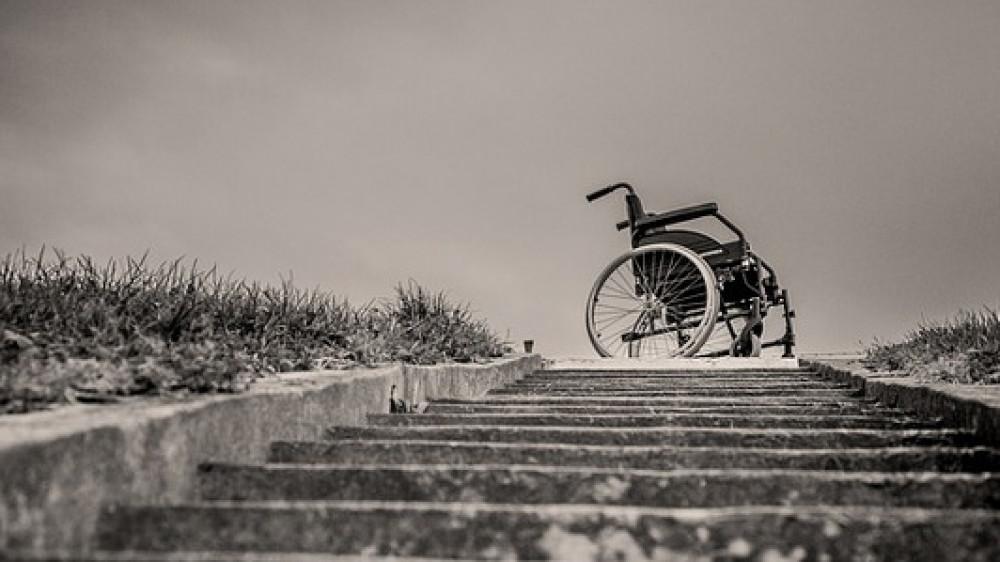 Statistisch scheidet einer von vier Arbeitnehmern wegen Berufsunfähigkeit aus. Doch viele Deutsche unterschätzen das Risiko.