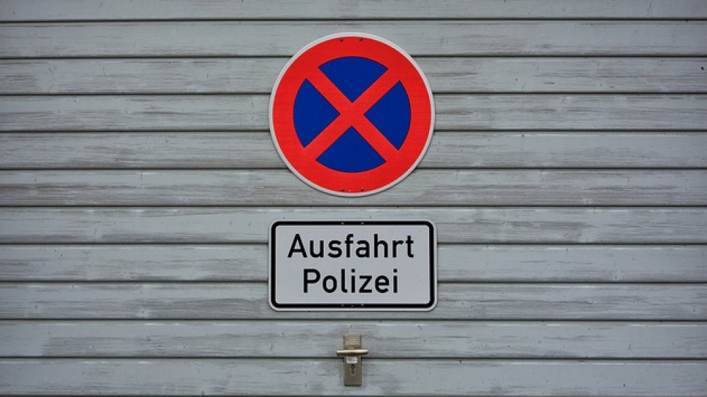 Letzte Ausfahrt Polizei? Eine Bankkauffrau hat mit Versicherungsbetrug 800.000 Euro Schaden verursacht