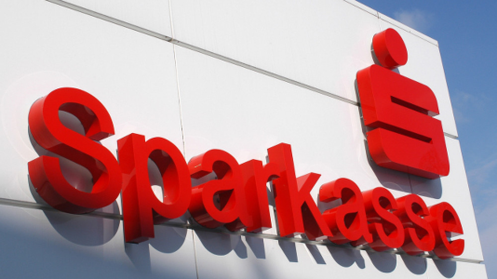 Die Sparkasse sieht sich in Bedrängnis, weil sie die mit bis zu 3,75 Prozent verzinsten Sparverträge nicht ohne Verluste bedienen kann.