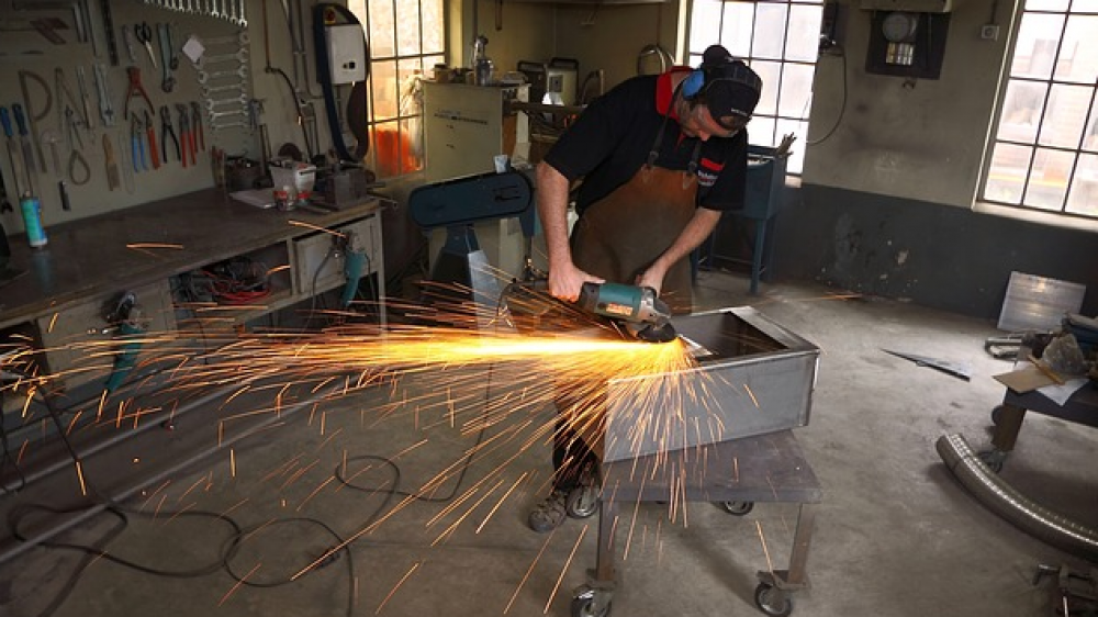 Ein Handwerker beim Schweißen (Symbolfoto). Erwerbstätige in Risikoberufen finden oft keinen erschwinglichen BU-Schutz.