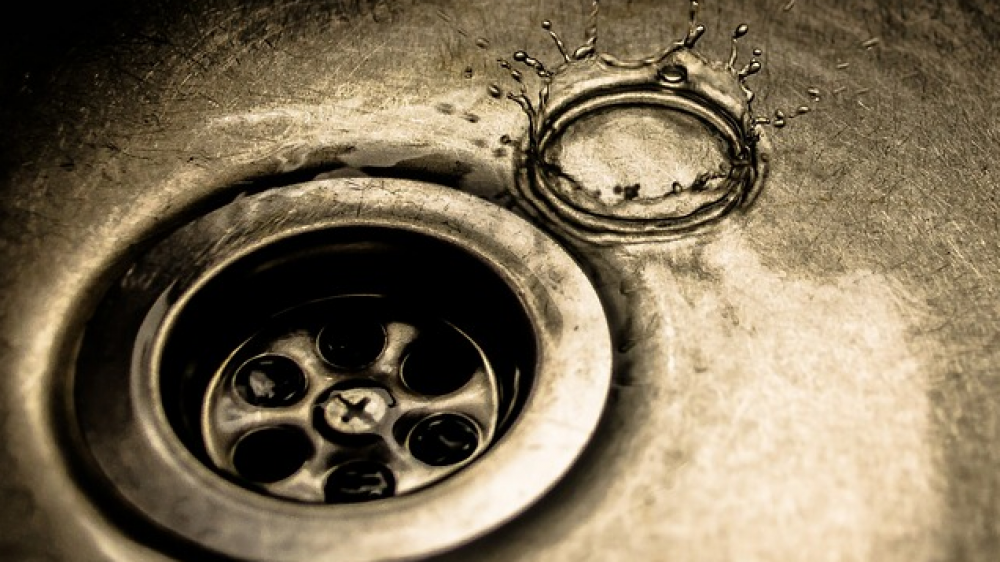 Wohin rinnt die Rente? Nicht in den Abfluss - aber der Fiskus greift immer öfter zu.