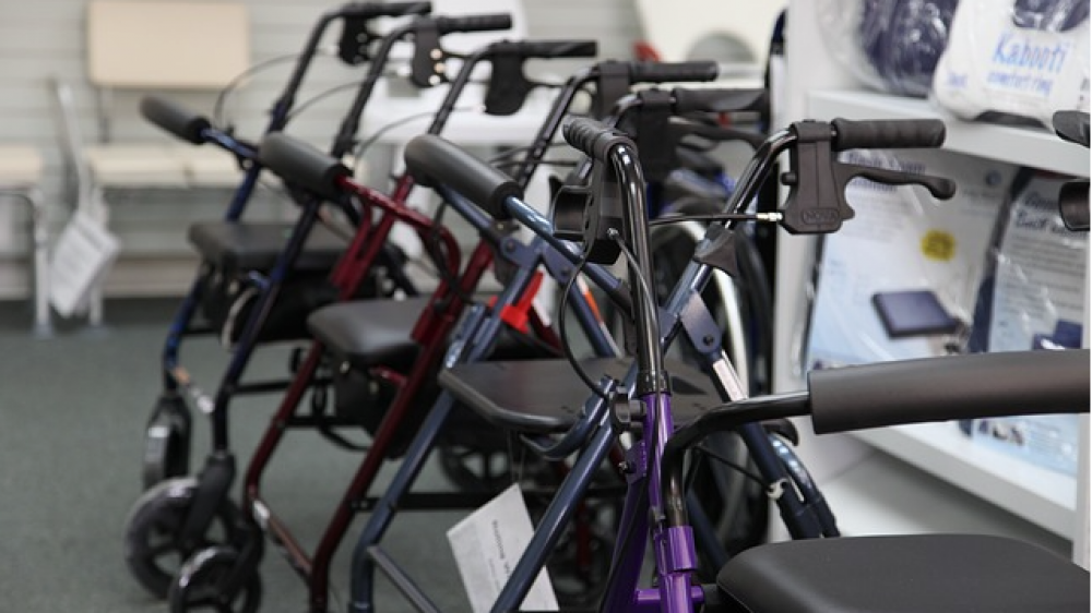 Rollatoren auf einem Krankenhaus-Flur (Symbolfoto). Angehörige müssen für Pflegebedürftige finanziell einspringen.