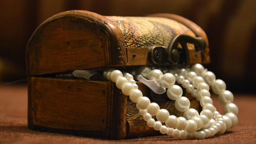 Wer Wertgegenstände nicht verschlossen aufbewahrt, muss bei Hausratversicherungen z. T. mit niedrigeren Entschädigungsgrenzen rechnen.