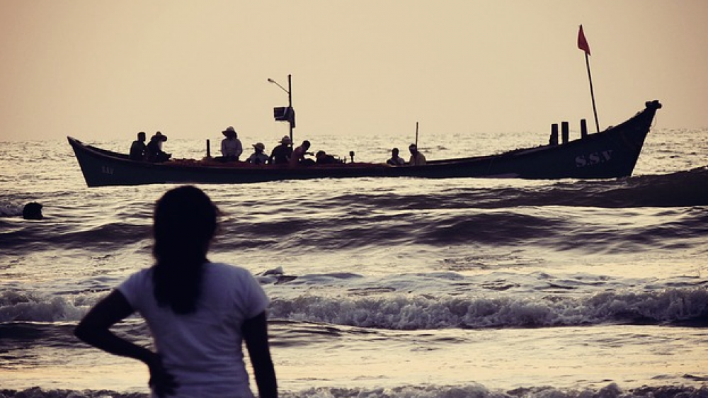 Flüchtlinge auf einem Boot (Symbolbild). Wer Flüchtlinge in Deutschland aufnimmt, muss um seinen Versicherungsschutz bangen.