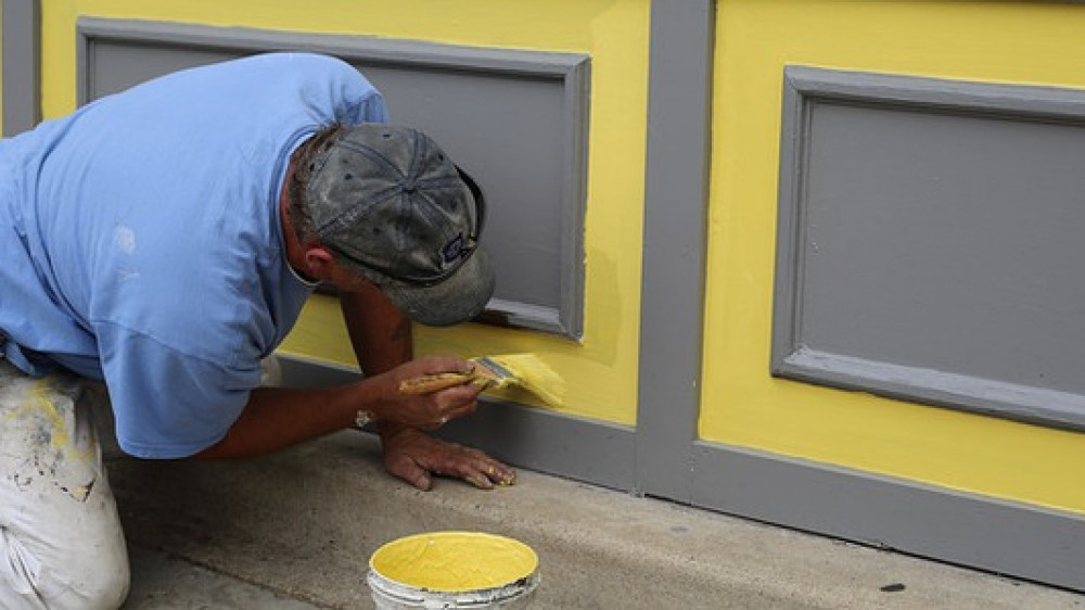 Versicherer Axa startet einen Versicherungsschutz für Restaurants, Friseure, Maler, Textileinzelhändler sowie Wein- und Delikatessenhändler an.