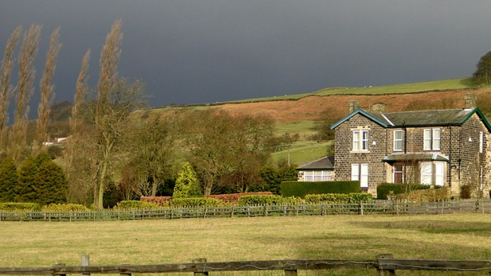 Landhaus in Yorkshire. Man munkelt, in Großbritannien soll es gelegentlich regnen. Gegen hohe Elementarschäden soll nun ein Fonds helfen.