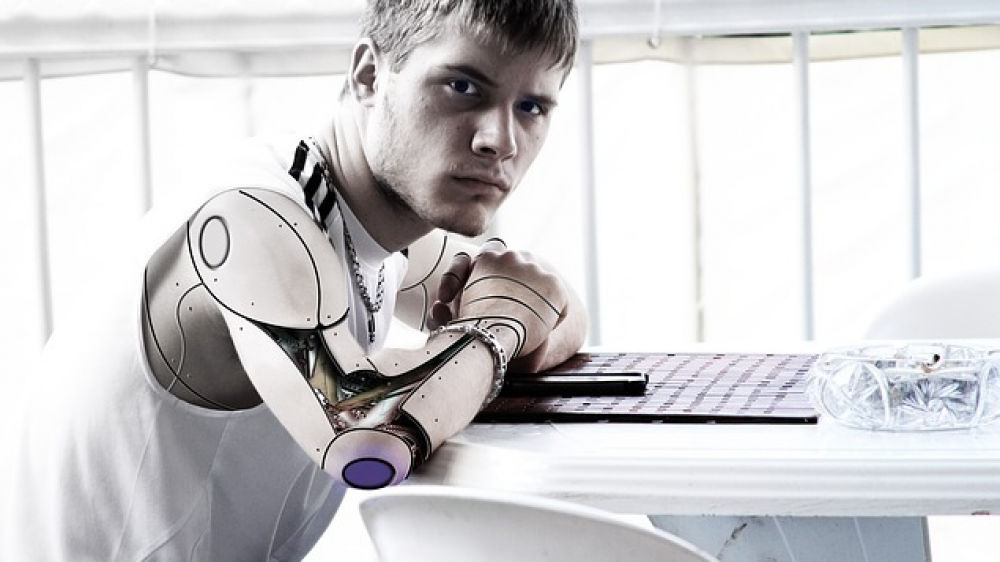 Ihr Versicherungsvermittler der Zukunft: Mister Algo Rithmus.