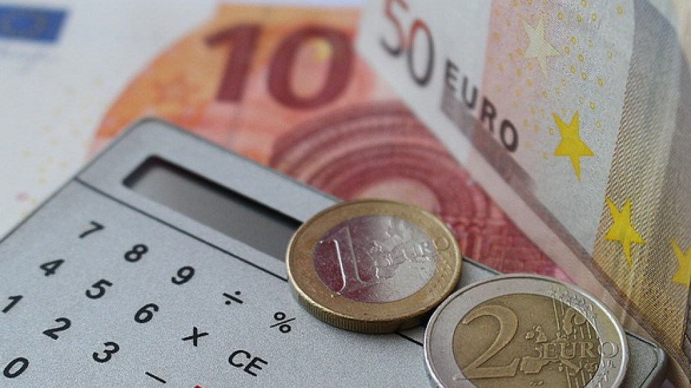 Die Zahlung der Pflegekosten für Eltern haben Vorrang vor den Rücklagen für die eigene Altersvorsorge, sollte diese durch den Ehepartner gesichert sein.