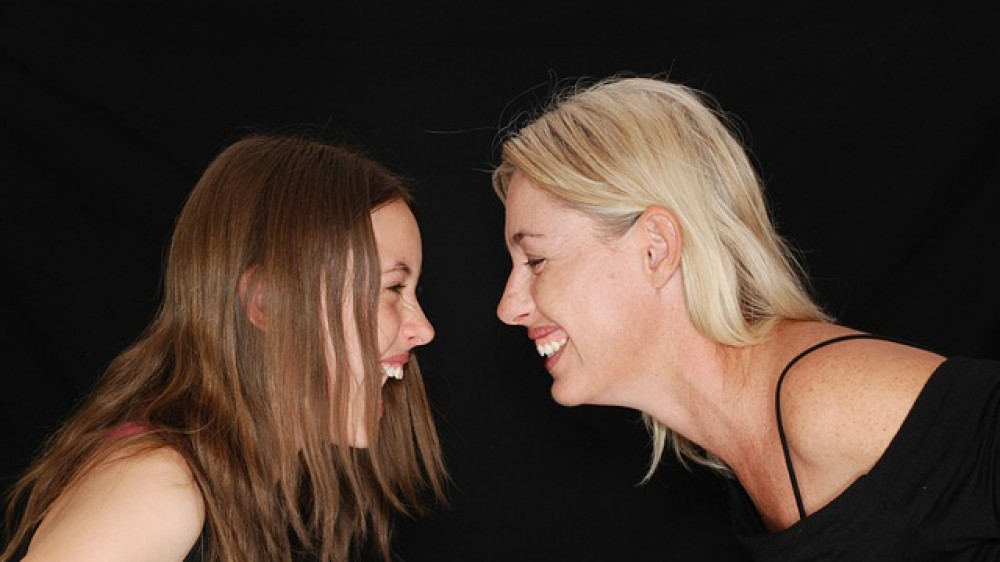 Mama weiß alles? Beim Thema Versicherungen konsultieren Jugendliche zuerst ihre Eltern (Symbolfoto).