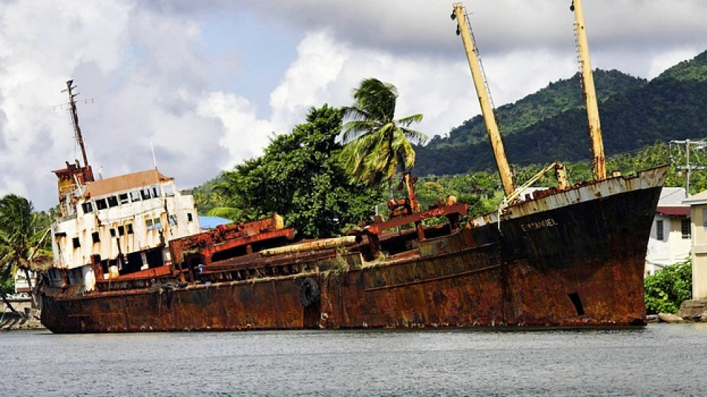 Ein Schiffswrack vor idyllischer Kulisse (Symbolbild). Wer in geschlossene Schiffs-Fonds investierte, verlor im Zuge der Finanzkrise oft viel Geld.