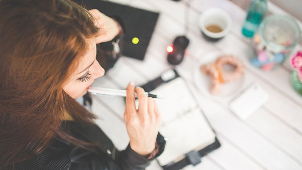 Jugendliche, die planen sich in den Sommerferien etwas dazu zu verdienen, sollten einige gesetzliche Vorgaben beachten.