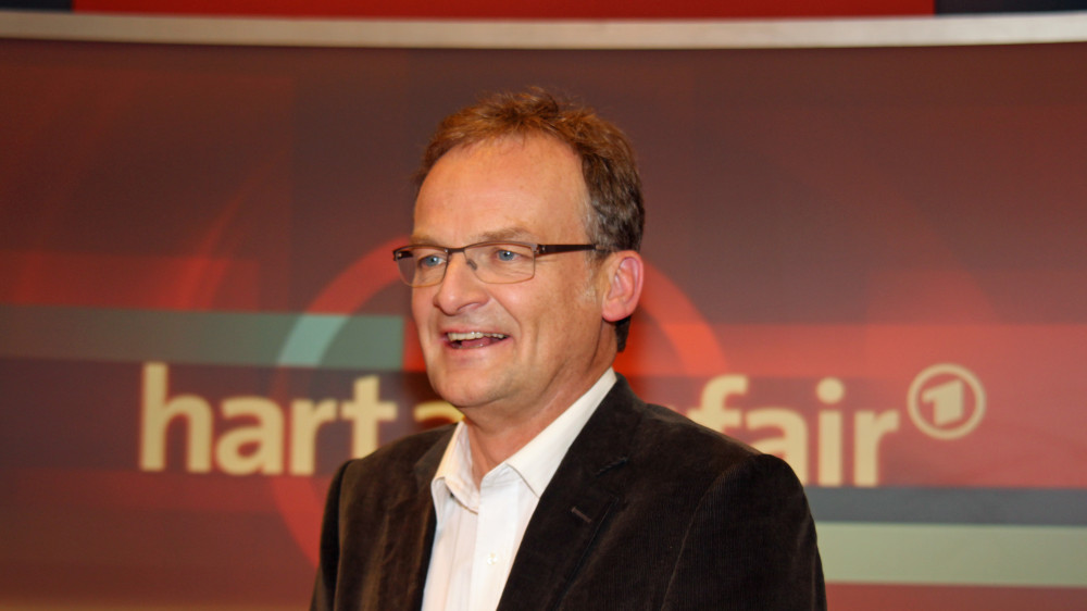 Auf der Jahrestagung des GDV ist ein Podiumsdiskussion geplant - Plasbergs Firma hat hier den Auftrag, diese Podiumsdiskussion zu organisieren und seine Ehefrau, Anne Gesthuysen, soll moderieren.