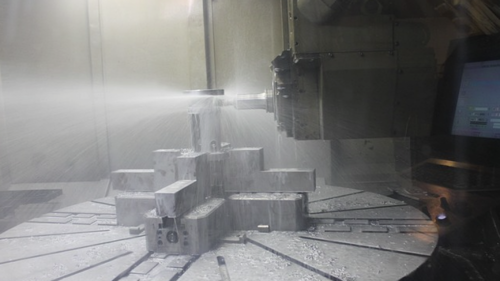 Eine Fräse bearbeitet ein Maschinenteil (Symbolfoto). Mit ihrer neuen Produktlinie für Firmenkunden will die Allianz kleine und mittelständige Unternehmen ansprechen.