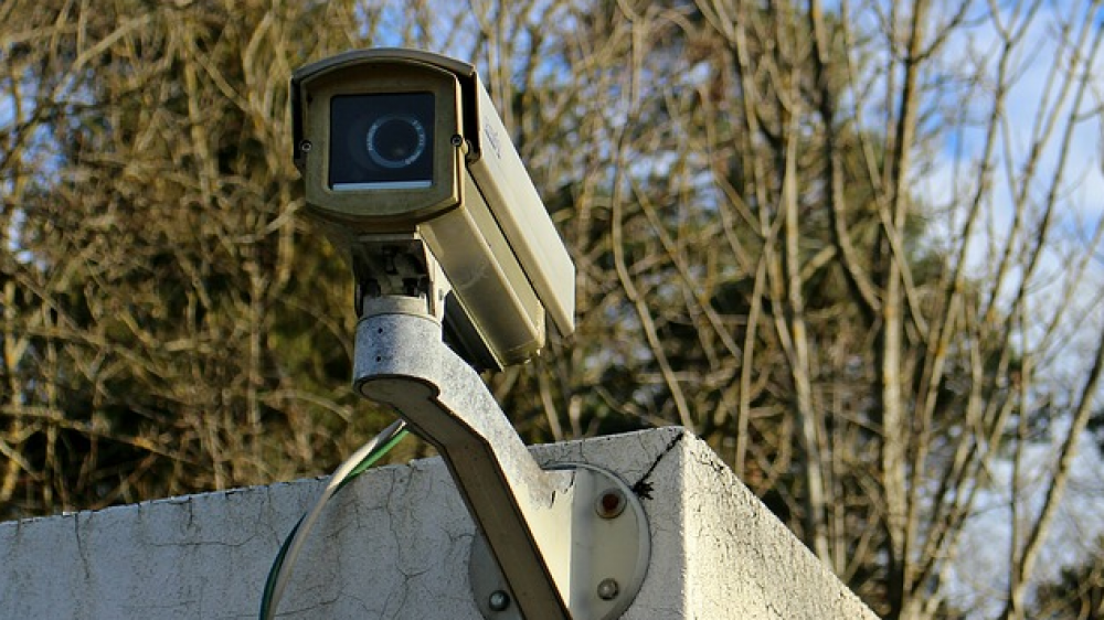 Überwachungskamera an einem Häuserdach (Symbolfoto). Viele Bundesbürger fühlen sich in den eigenen vier Wänden nicht mehr sicher, nachdem bei ihnen eingebrochen wurde.