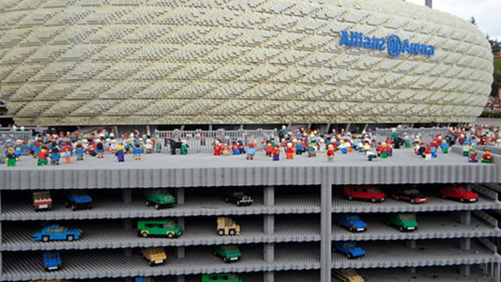 Modell der Allianz-Arena in München. Viele Versicherungen sponsern Bundesliga-Vereine.