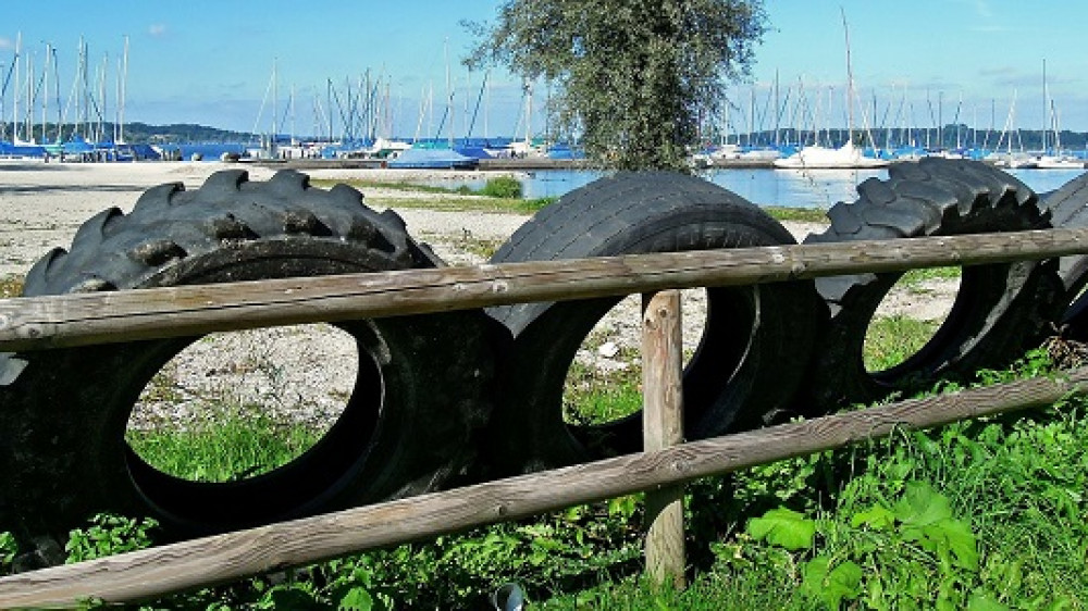 Wer zahlt bei Schäden durch Reifenteile?