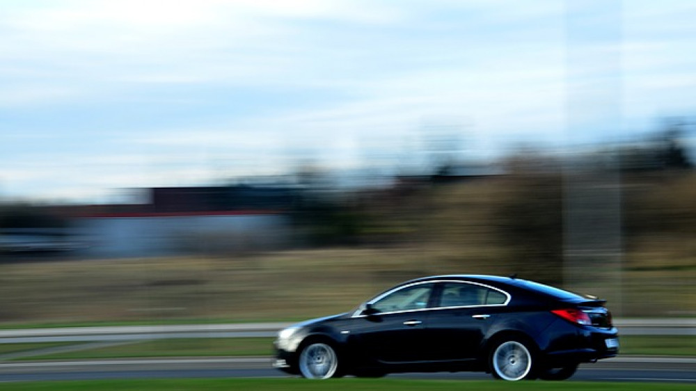 Bald könnte das Verhalten der Autofahrer von den Kfz-Versicherern überwacht und in die Tarifgestaltung stärker einbezogen werden (Symbolbild).