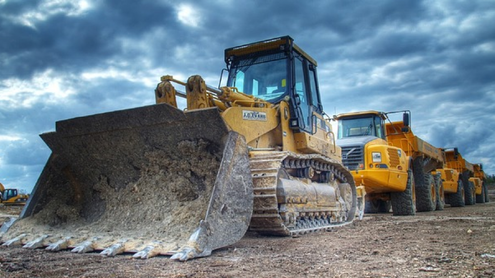 LKW und Schwermaschinen eines Bergbauunternehmens (Symbolfoto). Auch gewerblich genutzte Fahrzeuge wollen versichert sein